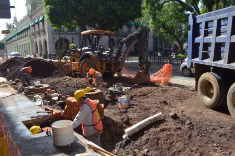 Transportistas que prestan servicio a la empresa Fyasa protestaron esta mañana por la falta de pago a sus trabajadores, parando sus unidades frente a la obra que se realiza en la calle de Enríquez.