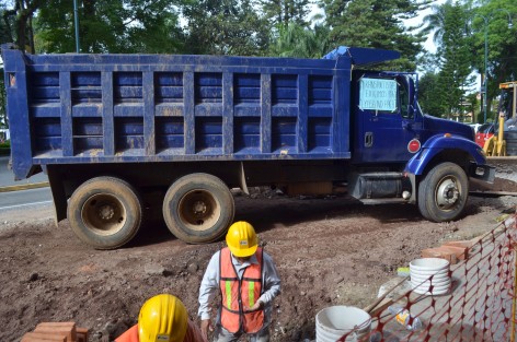 Transportistas que prestan servicio a la empresa Fyasa protestaron esta mañana por la falta de pago a sus trabajadores, parando sus unidades frente a la obra que se realiza en la calle de Enríquez.
