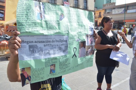 La señora Rosa Isela Santiago se manifestó este día en Plaza Lerdo, luego de más de un año de impunidad por la muerte de su menor hijo, quien fue víctima de bullying en la comunidad La Victoria en el municipio de Tecolutla, pide a la fiscalía no dar carpetazo en la investigación y castigar a los culpables.