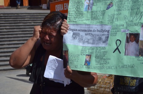La señora Rosa Isela Santiago se manifestó este día en Plaza Lerdo, luego de más de un año de impunidad por la muerte de su menor hijo, quien fue víctima de bullying en la comunidad La Victoria en el municipio de Tecolutla, pide a la fiscalía no dar carpetazo en la investigación y castigar a los culpables. 