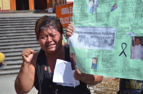 La señora Rosa Isela Santiago se manifestó este día en Plaza Lerdo, luego de más de un año de impunidad por la muerte de su menor hijo, quien fue víctima de bullying en la comunidad La Victoria en el municipio de Tecolutla, pide a la fiscalía no dar carpetazo en la investigación y castigar a los culpables. 