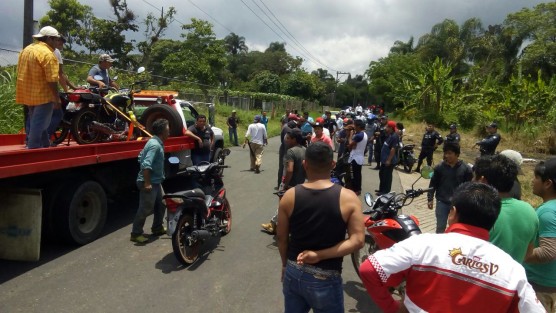 La tarde de este miércoles, un grupo de habitantes de Ixhuatlán del Café se organizaron para recuperar las motos que oficiales de Tránsito les habían quitado como parte del Operativo Cero Tolerancia que realizaban en la zona de La Tranca. 