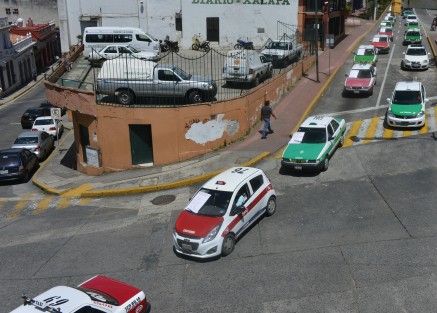 Taxistas adheridos a SOPAVER en Xalapa, circularon manifestándose con sus unidades alrededor del primer cuadro de la capital, con cartulinas en sus  parabrisas  acusando que autoridades de Tránsito los multan y les quitan sus unidades. Previo a ello habían acudido a las oficinas de Transporte  Público. 
