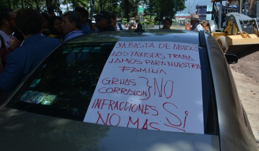 Taxistas adheridos a SOPAVER en Xalapa, circularon manifestándose con sus unidades alrededor del primer cuadro de la capital, con cartulinas en sus  parabrisas  acusando que autoridades de Tránsito los multan y les quitan sus unidades. Previo a ello habían acudido a las oficinas de Transporte  Público. 
