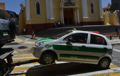 Taxistas adheridos a SOPAVER en Xalapa, circularon manifestándose con sus unidades alrededor del primer cuadro de la capital, con cartulinas en sus  parabrisas  acusando que autoridades de Tránsito los multan y les quitan sus unidades. Previo a ello habían acudido a las oficinas de Transporte  Público. 
