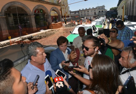 Algunos taxistas comentan que ya sólo trabajan para pagar multas, arrastres y corralones, además dijeron que no se ve el cambio prometido por MAYL. 