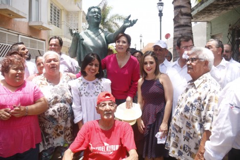 La secretaria de SEDATU, Rosario Robles Berlanga, realizó un recorrido por el popular barrio de La Huaca, remodelado con recursos de esta dependencia.  