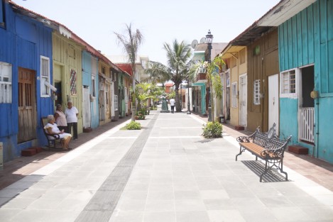 La secretaria de SEDATU, Rosario Robles Berlanga, realizó un recorrido por el popular barrio de La Huaca, remodelado con recursos de esta dependencia.  