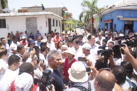 La secretaria de SEDATU, Rosario Robles Berlanga, realizó un recorrido por el popular barrio de La Huaca, remodelado con recursos de esta dependencia.