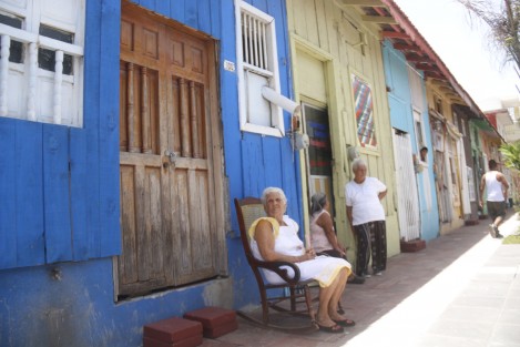 La secretaria de SEDATU, Rosario Robles Berlanga, realizó un recorrido por el popular barrio de La Huaca, remodelado con recursos de esta dependencia.