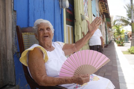 La secretaria de SEDATU, Rosario Robles Berlanga, realizó un recorrido por el popular barrio de La Huaca, remodelado con recursos de esta dependencia.