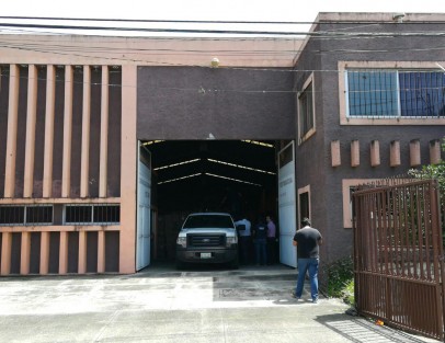 Este jueves fueron extraídas de la bodega con objetos de la familia Duarte -Macías en Córdoba, varias sillas de ruedas abordo de una camioneta del DIF. Presuntamente el local fue incautado por la Fiscalía del Estado y puesto a disposición de la PGR. Las autoridades no han informado  sobre el hecho. 