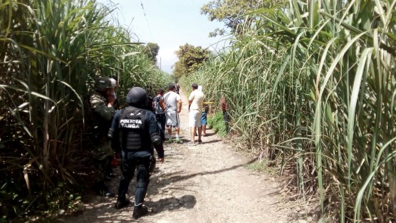 Cuatro integrantes de una familia, entre ellos dos menores fueron atacados por un grupo armado este viernes, en un camino de terracería de la comunidad de Los Mangos,municipio de Yanga;  una de las víctimas falleció en el lugar, en tanto los otros tres se encuentran gravemente lesionados.