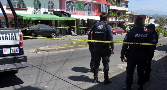 La mañana de este viernes un hombre fue baleado en la colonia Rafael Lucio de Xalapa cuando circulaba en su vehículo. Herido se trasladó hasta un hospital para ser atendido, mientras las autoridades acudieron al lugar de los hechos para realizar las pesquisas.