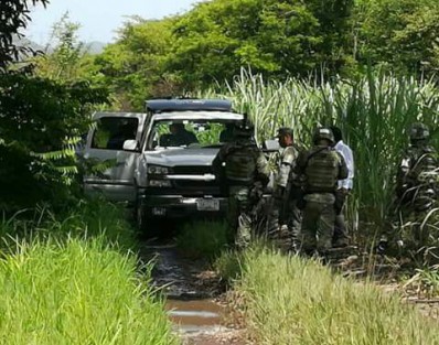 Los cuerpos sin vida de al parecer dos hombres y una mujer, fueron hallados la mañana de este viernes en la carretera estatal a la altura de la desviación de Omealca a Tezonapa, en la comunidad San José Del Corral, municipio de Yanga, los cuales presentaban signos de tortura y varios impactos de arma de fuego. 