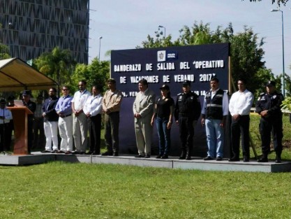 En Xalapa se llevó a cabo el banderazo de inicio del Operativo de Vacaciones, por parte de autoridades de gobierno de Protección Civil y Policía Federal, quienes se mantendrán atentos en las carreteras para apoyar a los viajeros y evitar accidentes.