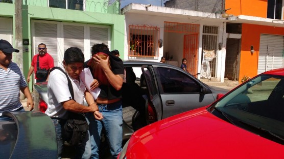 Fue presentado por detectives de la policía ministerial delegación Xalapa ante un juez de de control en Pacho Viejo, un consumado delincuente de origen colombiano, sobre quien existía una orden de aprehensión dentro de la causa penal número 150/2017, como presunto responsable del delito de robo agravad;.
el detenido, se hace llamar: Fidel Alcaraz Cortés y/o Hebert ilch Velazco Quintero y/o Carlos Augusto Moreno Rincón y/o José Alberto Palomino Osmaya.