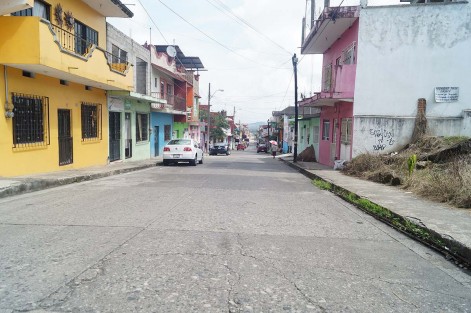 Vecinos de la calle Enríquez molestos por circulación de vehículos pesados.

