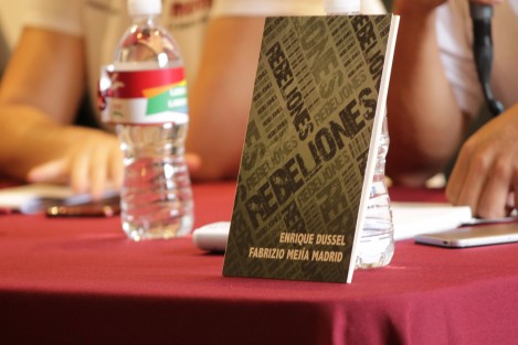 Este sábado fue presentado en el Centro Recreativo Xalapeño el libro <em>Rebeliones</em>, de Enrique Dussel y Fabrizio Mejía, el cual a reflexionar sobre la importancia de organizarse para transformar todas las instituciones políticas que nos indignan, tal como lo hicieron los jóvenes del #yosoy132. 