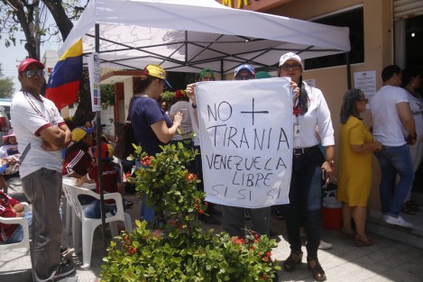 Los venezolanos radicados en la zona conurbada Veracruz - Boca del Río participaron en las votaciones del llamado plebiscito sobre la Asamblea Constituyente, propuesta por el presidente Nicolás Maduro para reformar la Carta Magna, en una votación fuera del sistema electoral formal. 