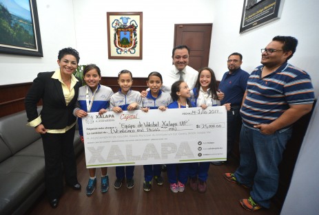 Américo Zúñiga felicitó a las integrantes del equipo de voleibol Xalapa VIP, quienes en los pasados juegos deportivos obtuvieron medallas de oro,  y les entregó un apoyo por 20 mil pesos para que asistan a la competencia que se celebrará en la ciudad de Durango, Durango, del 17 al 22 del presente.