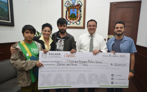 Lorenzo Portillo Armendáriz y David Aarón Estrada, directores del grupo Merequetengue Artes Vivas, recibieron del Ayuntamiento de Xalapa 8 mil pesos para que concluyan la ampliación del teatro El Rincón de los Títeres, que incluye áreas para diversas actividades y la ludoteca infantil Sueños en libertad.
