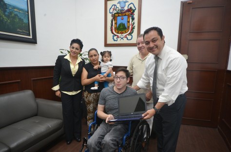 A nombre del gobierno y del pueblo de Xalapa, el alcalde Américo Zúñiga Martínez entregó apoyos por más de 40 mil pesos, en efectivo y especie, a jóvenes artistas, estudiantes y deportistas de esta ciudad, a fin de que continúen su formación y cumplan con diferentes compromisos.
