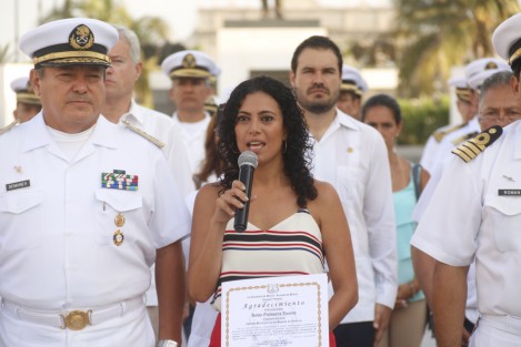 Personal de la Primera Región Naval realizó la entrega de reconocimientos a Belén Palmeros Exóme, directora de IMMUVER, y a colaboradoras de este instituto por su participación en los talleres de equidad de gènero impartidos a elementos de la SEMAR.  
