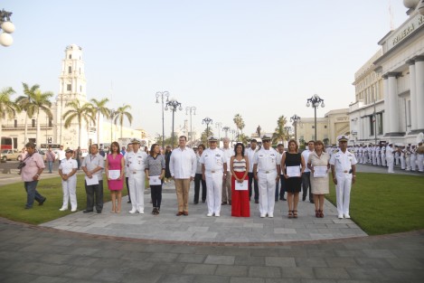 Personal de la Primera Región Naval realizó la entrega de reconocimientos a Belén Palmeros Exóme, directora de IMMUVER, y a colaboradoras de este instituto por su participación en los talleres de equidad de gènero impartidos a elementos de la SEMAR.  