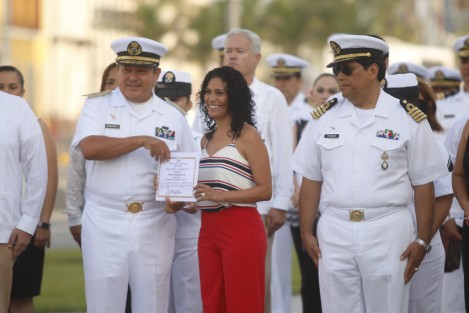 Personal de la Primera Región Naval realizó la entrega de reconocimientos a Belén Palmeros Exóme, directora de IMMUVER, y a colaboradoras de este instituto por su participación en los talleres de equidad de gènero impartidos a elementos de la SEMAR. 