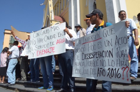 Trabajadores del SAS arribaron esta mañana a Plaza Lerdo para exigir la liquidación de adeudos, luego de que fue extinta esta dependencia, piden al gobierno actuar conforme derecho en la entrega de sus liquidaciones correspondientes. 