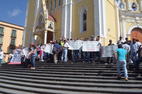 Trabajadores del SAS arribaron esta mañana a Plaza Lerdo para exigir la liquidación de adeudos, luego de que fue extinta esta dependencia, piden al gobierno actuar conforme derecho en la entrega de sus liquidaciones correspondientes. 