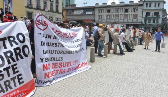 Trabajadores de extinto grupo SAS se manifiestan en el centro de la ciudad de Xalapa al cumplirse un año de ser sustituidos por el grupo MAS. Piden su recontratación así como la salida de Ramón Por alcalde de Veracruz