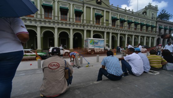 Trabajadores de extinto grupo SAS se manifiestan en el centro de la ciudad de Xalapa al cumplirse un año de ser sustituidos por el grupo MAS. Piden su recontratación así como la salida de Ramón Por alcalde de Veracruz