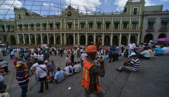 Ex trabajadores del SAS se manifestaron en la Plaza Lerdo.