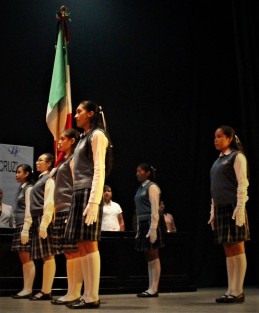 Pahola Fuentes, distinguida alumna de Bachilleres Veracruz participó en el cambio de escolta de esa institución educativa. Alumnos destacados de 4° semestre recibieron el lábaro patrio de sus pares que egresan.