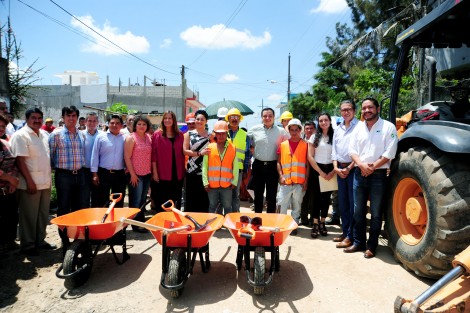 Al dar el banderazo de inicio a la pavimentación con concreto hidráulico de las calles Monte Vesubio y Río Amazonas, en las colonias Lomas de Casa Blanca e Higueras, el alcalde Américo Zúñiga Martínez señaló que en Xalapa se llevan a cabo obras públicas de calidad, hechas por empresas locales. 