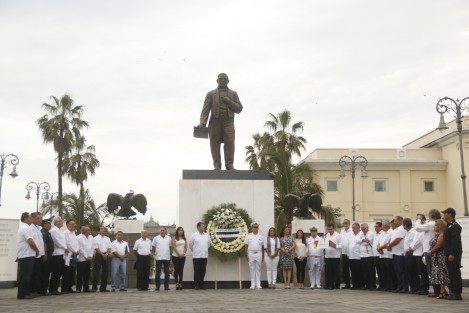 Se depositó una ofrenda floral en el monumento alexpresidente  Benito Juárez, con motivo de su 145 aniversario luctuoso. Participaron La Gran Lógia Masónica, SEMAR y autoridades municipales.