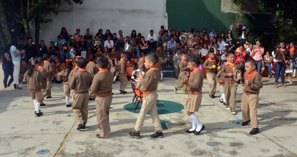Alumnos del Jardín de niños Sinfonía Infantil dieron por concluido el ciclo escolar 2016-2017; al igual que otras instituciones hoy terminan el ciclo escolar con lo cual dan paso a las vacaciones de verano. 