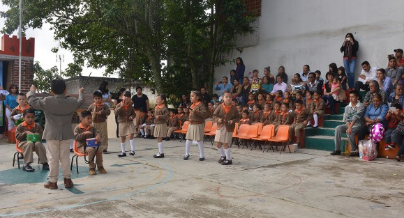 Alumnos del Jardín de niños Sinfonía Infantil dieron por concluido el ciclo escolar 2016-2017; al igual que otras instituciones hoy terminan el ciclo escolar con lo cual dan paso a las vacaciones de verano. 