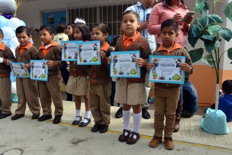 Alumnos del Jardin de niños Sinfonía Infantil dieron por concluido el ciclo escolar 2016-2017; al igual que otras instituciones hoy terminan el ciclo escolar con lo cual dan paso a las vacaciones de verano. Entre los graduados del Jardín de niños Sinfonía Infantil, destaca la alumna Valeria Suárez, quien con su chispa e ingenio se alista para iniciar feliz su educación primaria.