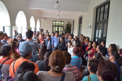 Integrantes de la organización Progresa México arribaron desde temprana hora al Palacio Municipal de Xalapa, y protestaron frente a las oficinas de Obras Públicas para pedir la realización de obras que benefician  que aseguran les  fueron prometidas por la actual administración. 