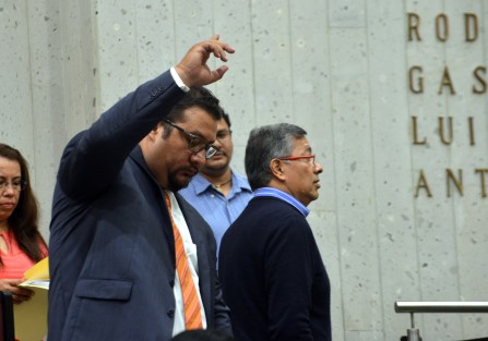 El diputado perredista Sergio Rodríguez Cortés solicitó en tribuna dejar sin efecto la moción de comisiones de diputados de su partido, aprobada en la sesión pasada, debido a que la misma no contó con el voto a favor  de la mayoría simple, ni de mayoría absoluta, por lo que la presidente de la mesa del Congreso informó que el tema deberá ser tratado por la Junta de Coordinación política. 
