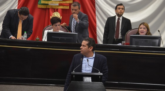 El diputado Juan Manuel del Castillo apoyó la solicitud del diputado Sergio Rodríguez con base en el artículo 47, del reglamento del Congreso del Estado, pues el cambio de comisiones de los perredistas se votó con 25 abstenciones 23 a favor, es decir, no se alcanzó la mayoría exigida por ley.  El grupo de Juntos por Veracruz se sumó a la petición, mientras que panistas y perredistas callaron.
