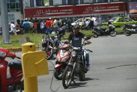 Motociclistas y dueños de talleres bloquearon la avenida Rafael Cuervo de la ciudad de Veracruz, en protesta por los operativos de la dirección de Tránsito del Estado y la Secretaría de Seguridad Pública, donde han sido decomisados algunos vehículos y cerrado varios talleres. Los inconformes alegan abuso de autoridad.
