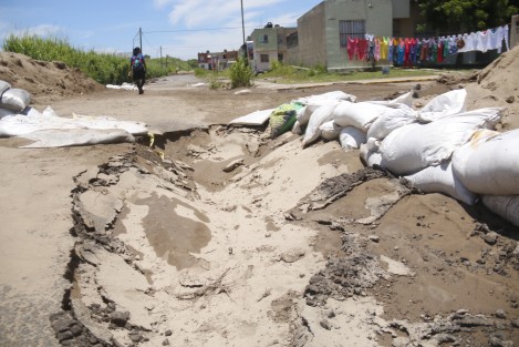 Vecinos del fraccionamineto Oasis se inconformaron debido a que ya presentan afectaciones los trabajos de reparación del hundimiento que se registró el pasado 7 de julio y que puso en riesgo algunas viviendas.  