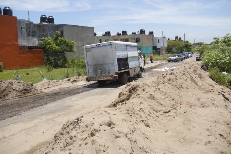 Vecinos del fraccionamineto Oasis se inconformaron debido a que ya presentan afectaciones los trabajos de reparación del hundimiento que se registró el pasado 7 de julio y que puso en riesgo algunas viviendas. 