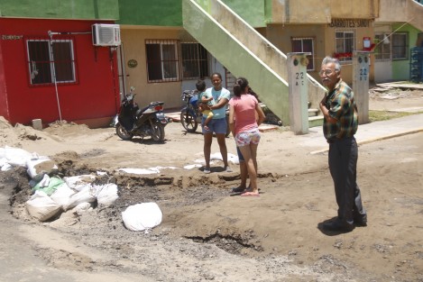 Vecinos del fraccionamineto Oasis se inconformaron debido a que ya presentan afectaciones los trabajos de reparación del hundimiento que se registró el pasado 7 de julio y que puso en riesgo algunas viviendas. 