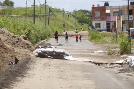 Vecinos del fraccionamineto Oasis se inconformaron debido a que ya presentan afectaciones los trabajos de reparación del hundimiento que se registró el pasado 7 de julio y que puso en riesgo algunas viviendas. 