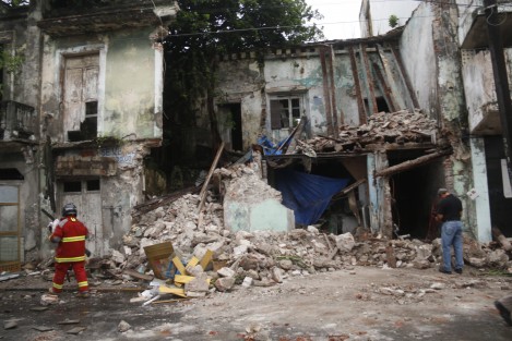 El segundo nivel de una vivienda ubicada en la calle de Mario Molina entre Madero y 5 de Mayo en el centro histórico de Veracruz, colaps ó debido a las fuertes lluvias y a la falta de mantenimiento del edificio. 